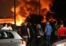 Otto persone sono state condannate per l'incendio dello scorso ottobre nel deposito di rifiuti di via Chiasserini a Milano