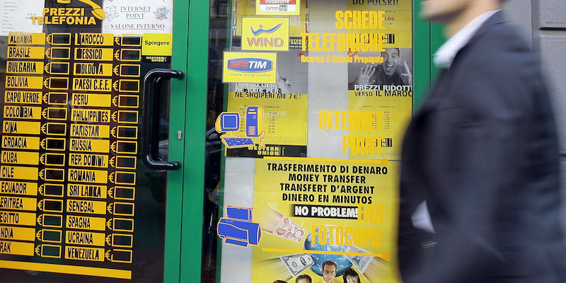 La vetrina di un money transfer di Milano, il 4 settembre 2007 (AP Photo/Luca Bruno)