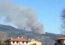 C'è un nuovo incendio sul Monte Serra, in provincia di Pisa: 10 famiglie hanno dovuto lasciare le loro case