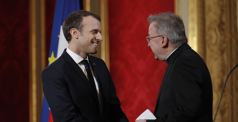 Il presidente francese Emmanuel Macron saluta il nunzio apostolico in Francia, monsignor Luigi Ventura, all'Eliseo, il 4 gennaio 2018. (Yoan Valat, Pool via AP)