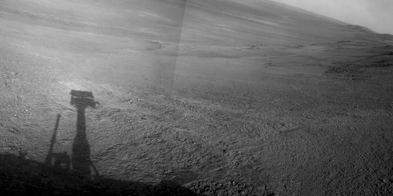 L'ombra del rover Opportunity sul suolo marziano, in una fotografia del luglio 2017 (NASA)