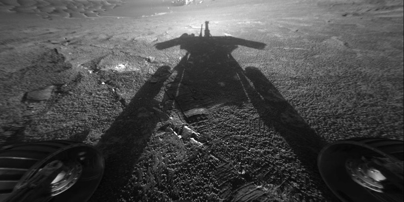 L'ombra di Opportunity proiettata sul suolo marziano (NASA)