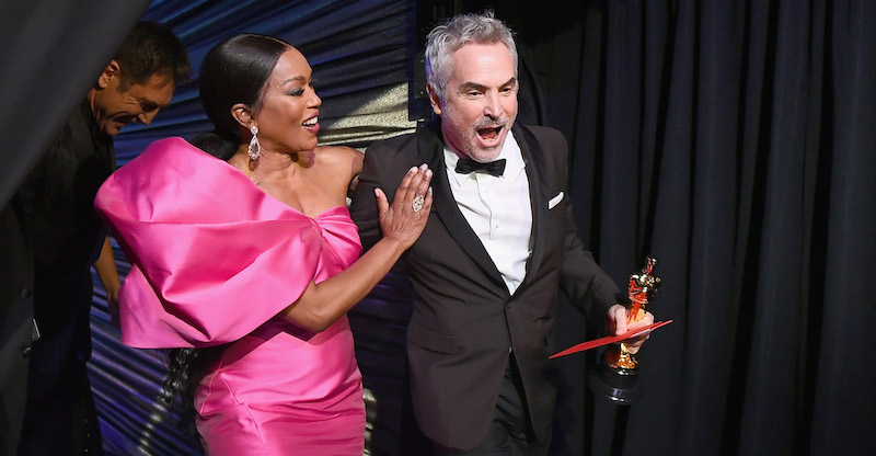 Angela Bassett e Alfonso Cuarón nel backstage degli Oscar
(Matt Petit - Handout/A.M.P.A.S. via Getty Images)
