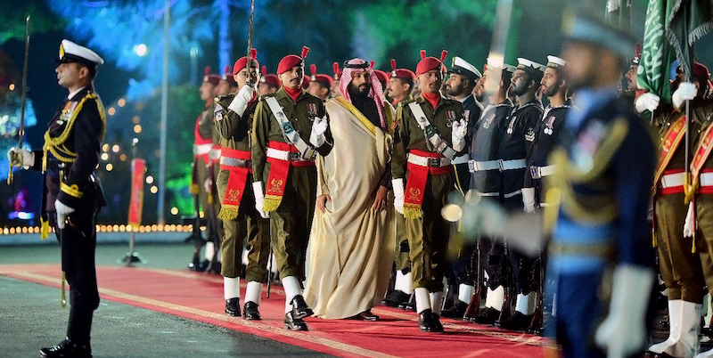 Il principe ereditario saudita Mohammed bin Salman durante la sua visita in Pakistan (Press Information Department via AP)