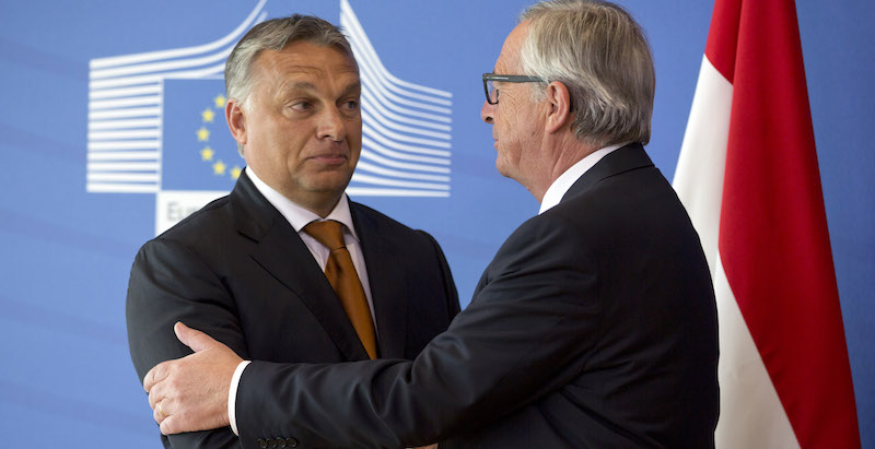 Il presidente della Commissione Europea Jean-Claude Juncker con il primo ministro dell'Ungheria Viktor Orbán, a Bruxelles nel 2015. (AP Photo/Virginia Mayo)