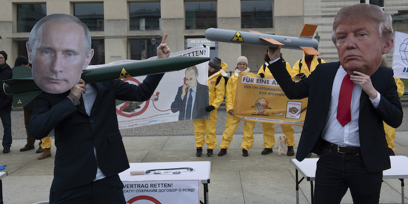 Due manifestanti travestiti da Vladimir Putin e Donald Trump a Pariser Platz, a Berlino, per protestare contro la fine del trattato INF per la non proliferazione delle armi nucleari tra Stati Uniti e Russia, il primo febbraio 2019 (Paul Zinken/picture-alliance/dpa/AP Images)