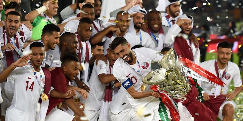 Il capitano del Qatar, Hasan Al Haydos, con la coppa durante la premiazione (ROSLAN RAHMAN/AFP/Getty Images)