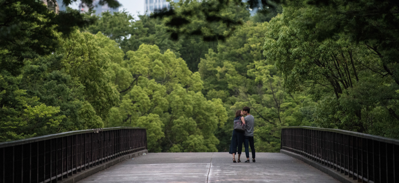 Una coppia allo Yoyogi Park di Tokyo. (Carl Court/Getty Images)