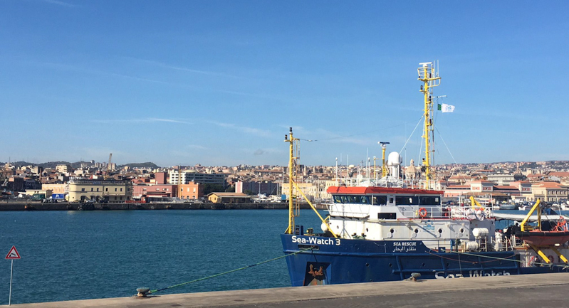 La nave Sea Watch 3 ormeggiata al porto di Catania. (ANSA/ MIMMO TROVATO)