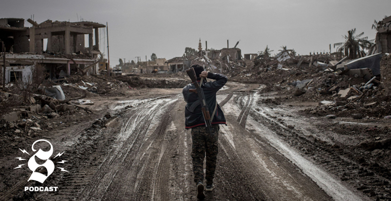 Un soldato delle Forze Democratiche Siriane (SDF) in una città distrutta vicino a Baghuz, nel sud della Siria. (Chris McGrath/Getty Images)
