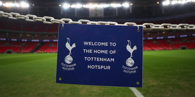 Un cartello di benvenuto posto ai bordi del campo dello stadio Wembley di Londra, dove il Tottenham sta giocando in attesa di spostarsi nel suo nuovo stadio (Getty Images)
