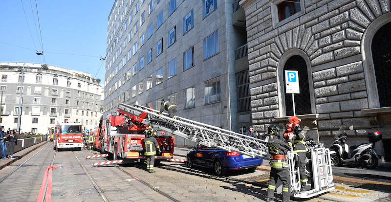 I vigili del fuoco sono arrivati in via Turati a Milano dove questa mattina si è sviluppato un incendio all'ultimo piano di un edificio. (Claudio Furlan/LaPresse)
