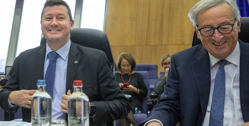 Il presidente della Commissione europea Jean-Claude Juncker (a destra) e il segretario generale Martin Selmayr (AP Photo/Olivier Matthys)