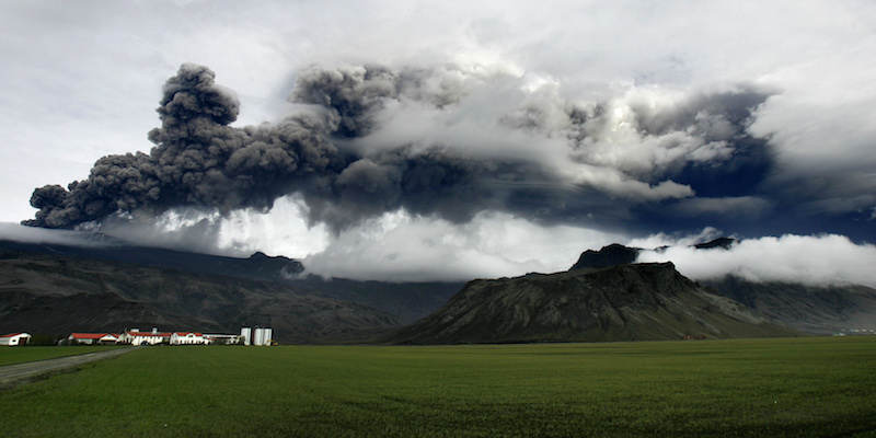 Un momento dell'eruzione del vulcano Eyjafjöll, vicino a Hvolsvöllur, in Islanda, il 5 maggio 2010 (AP Photo/Brynjar Gauti)