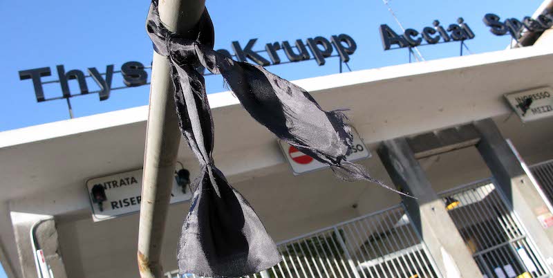 Un fiocco nero in segno di lutto legato ai cancelli dello stabilimento delle acciaierie ThysseKrupp di Torino, nel 2011. (ANSA/ ALESSANDRO CONTALDO