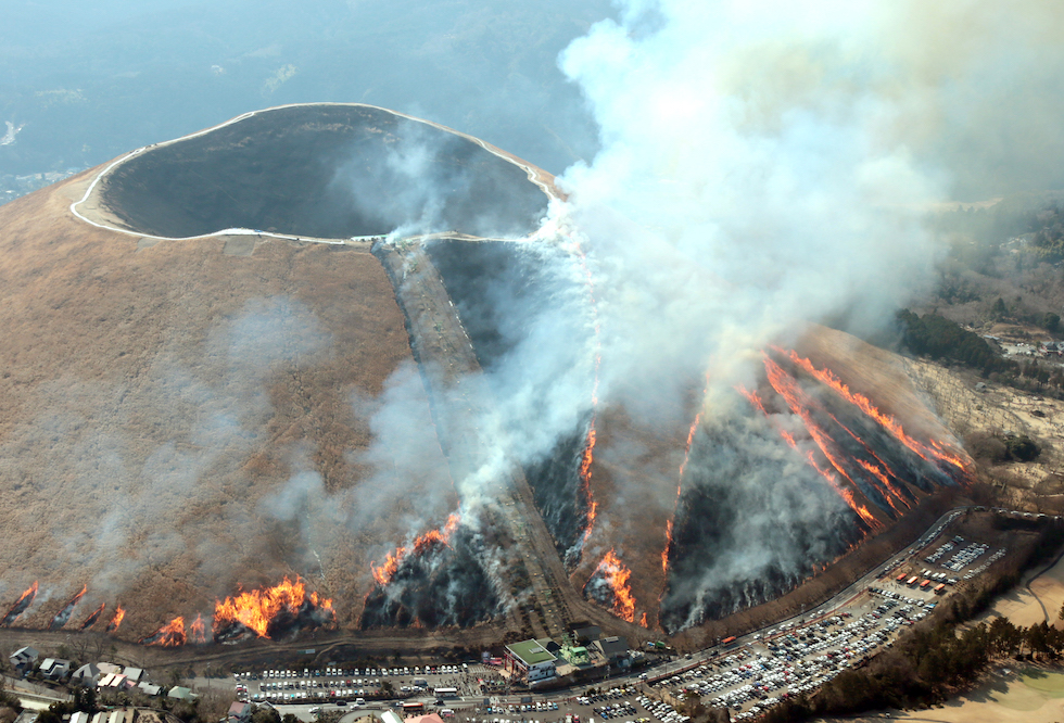 In Giappone stanno bruciando una montagna Il Post