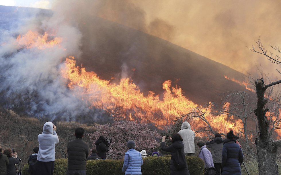 In Giappone stanno bruciando una montagna Il Post