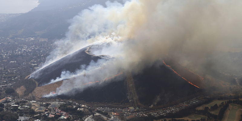 Il monte Omuro in fiamme (The Yomiuri Shimbun via AP Images )