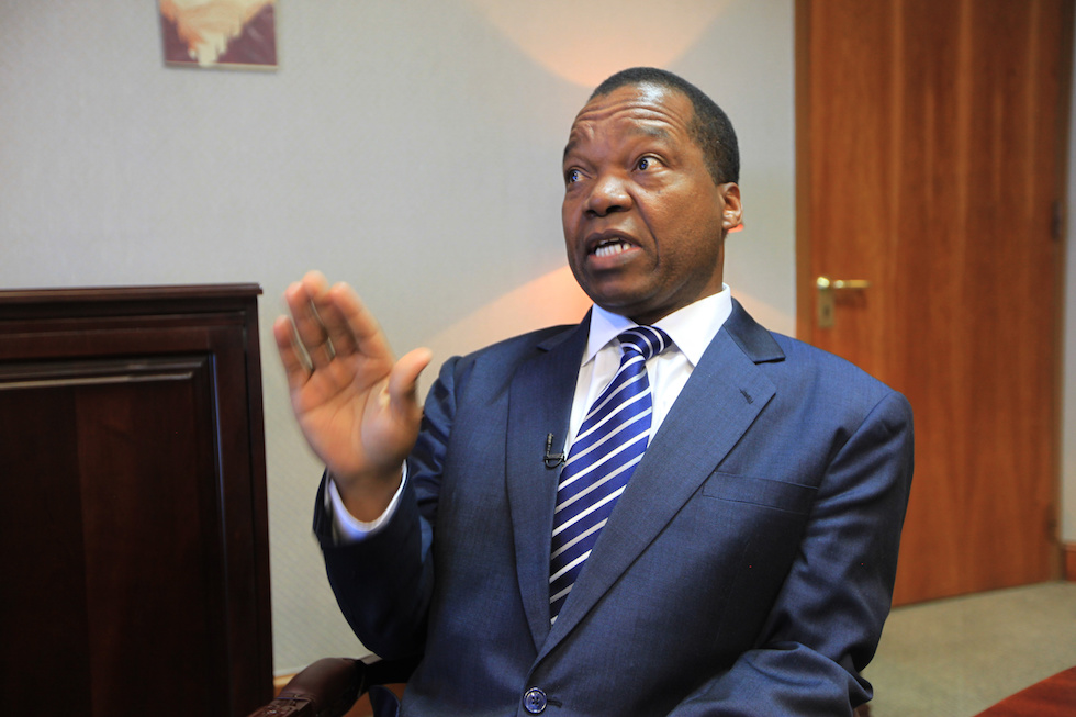 il governatore della Banca centrale dello Zimbabwe, John Mangudya (AP Photo/Tsvangirayi Mukwazhi)