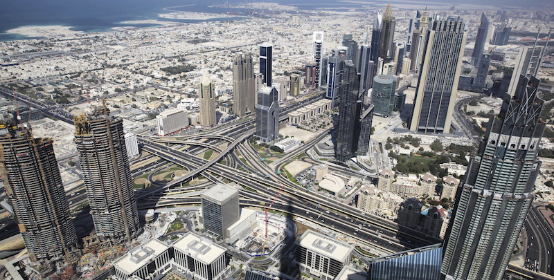 Una vista aerea di Dubai, negli Emirati Arabi Uniti, dall'ultimo piano del Burj Khalifa, il grattacielo più alto del mondo. (AP Photo/Jon Gambrell)