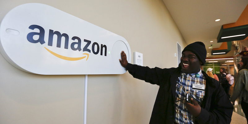 Uno studente preme un gigantesco Dash Button (finto) di Amazon nella nuova sede dell'azienda a Birmingham, nel Regno Unito. (AP Photo/Brynn Anderson, File)