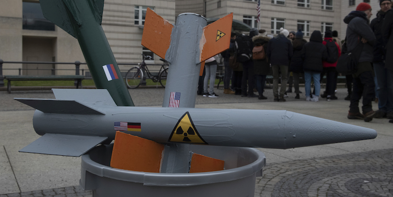 Alcuni modellini di missile gettati dentro a un secchio dell'immondizia durante una protesta contro la fine del trattato sulla non proliferazione di armi nucleari a Berlino, l'1 febbraio 2019. (Paul Zinken/picture-alliance/dpa/AP Images)