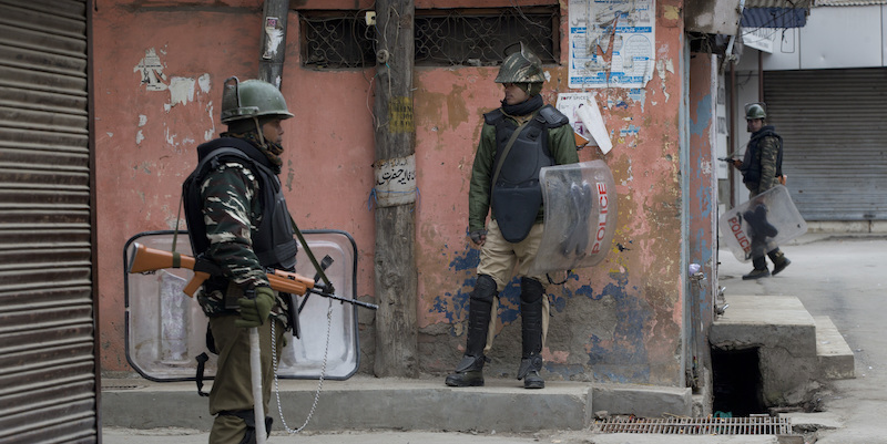 Dei soldati indiani nella città di Srinagar, nella ragione del Kashmir controllata dall'India. (AP Photo/ Dar Yasin)