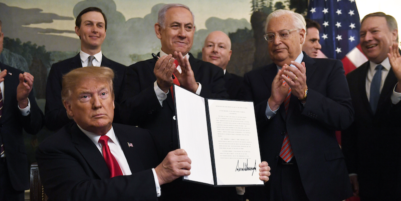 Il presidente degli Stati Uniti, Donald Trump, mostra il documento firmato con cui gli Stati Uniti riconoscono la sovranità di Israele sulle Alture del Golan (AP Photo/Susan Walsh)