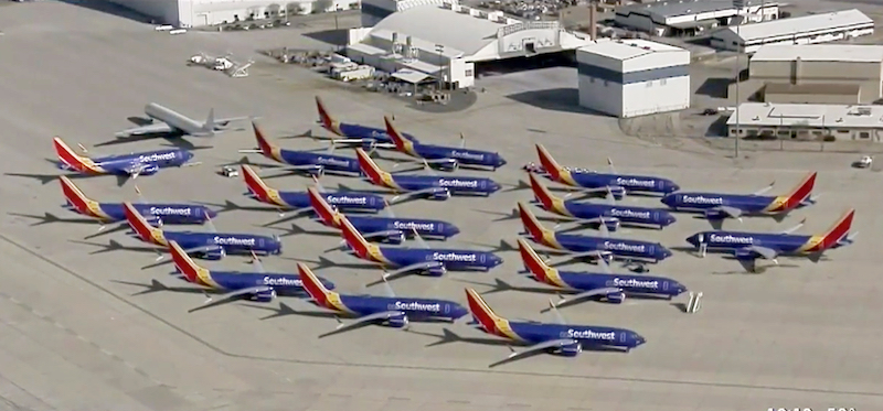 I Boeing 737 Max di Southwest Airlines parcheggiati a Victorville, California. (KCAL9/CBSLA via AP)