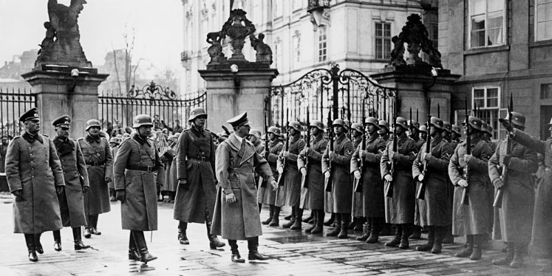 Hitler in visita al castello di Praga, la mattina del 16 marzo 1939 (CTK via AP Images)