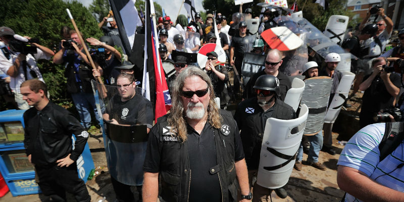 La marcia dell'estrema destra a Charlottesville, negli Stati Uniti, durante la quale un uomo alla guida di un'auto investì la contromanifestazione degli antifascisti, uccidendo una persona e ferendone altre 28 (Chip Somodevilla/Getty Images)