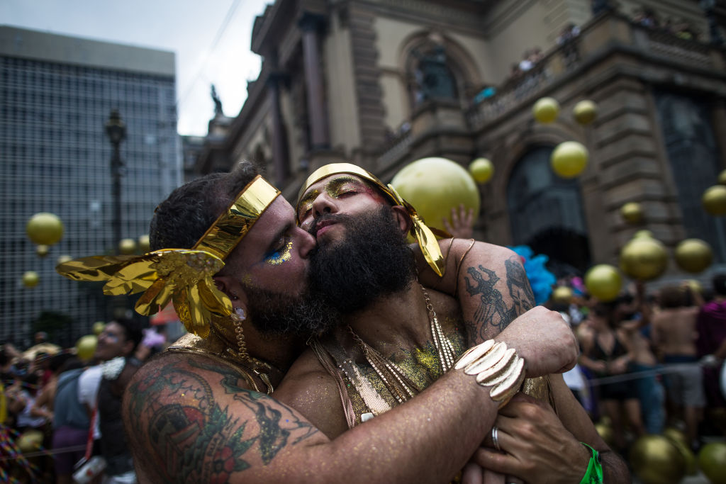 Alcune persone sfilano in una parata di Carnevale per celebrare il cantante brasiliano Caetano Veloso (Victor Moriyama/Getty Images)
