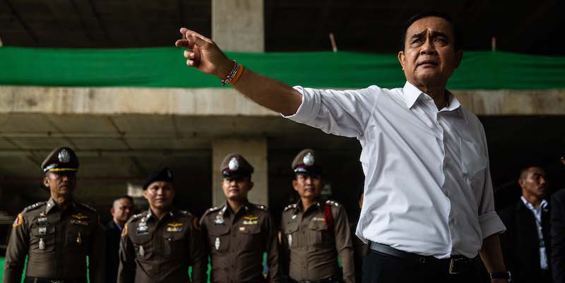 Il generale Prayut Chan-ocha, primo ministro della Thailandia, in visita al cantiere dove stanno costruendo una nuova stazione dei treni a Bangkok. (Lauren DeCicca/Getty Images)