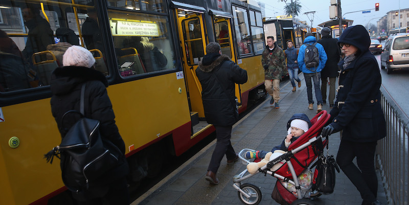 Persone che aspettano il tram per le strade di Varsavia, in Polonia. (Sean Gallup/Getty Images)