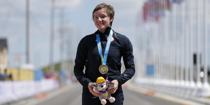 Kelly Catlin nel 2015 dopo aver vinto la medaglia d'oro ai Pan Am Games a Milton, in Ontario, Canada. (AP Photo/Felipe Dana)


