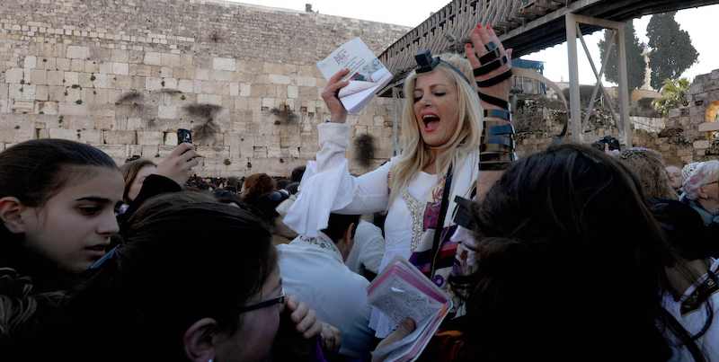 Una donna del movimento religioso ebraico "Women of the Wall", mentre indossa un "Tefillin" e un "Tallit" (tradizionalmente indossati solo dagli uomini), durante il momento di preghiera organizzato l'8 marzo. (GALI TIBBON / AFP)