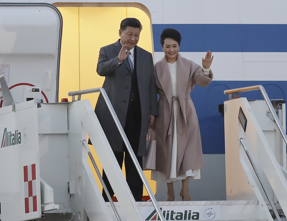 Xi Jinping e la moglie Peng Liyuan arrivano all'aeroporto di Fiumicino, 21 marzo 2019
(AP Photo/Andrew Medichini)