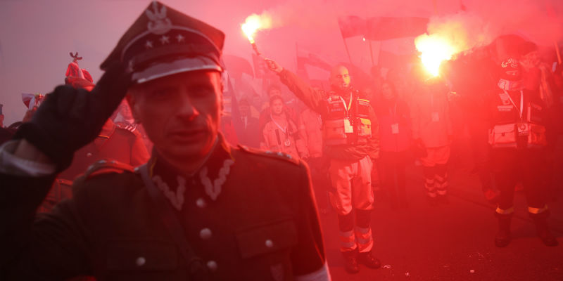Un nazionalista polacco con un'uniforme storica dell'esercito durante la manifestazione per il centario dell'indipendenza polacca, l'11 novembre 2018, a cui parteciparono numerosi gruppi di estrema destra da tutta Europa ( Sean Gallup/Getty Images)