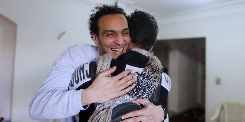 Mahmoud Abu Zaid, il fotoreporter conosciuto anche come Shawkan, abbraccia un suo amico la mattina del suo rilascio dopo cinque anni passati in carcere, 4 marzo 2019. (AP Photo/Amr Nabil)
