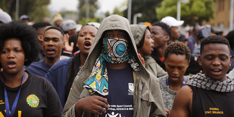 Una protesta di studenti a Città del Capo, Sudafrica (AP Photo/Schalk van Zuydam)