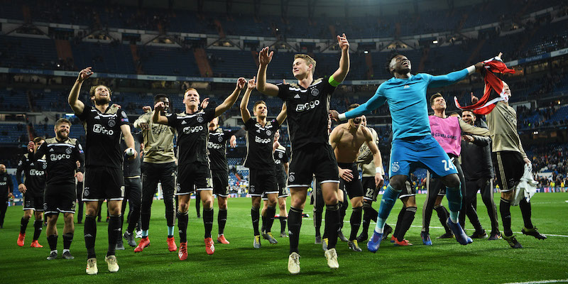 I giocatori dell'Ajax festeggiano al Bernabeu la vittoria sul Real Madrid (David Ramos/Getty Images)