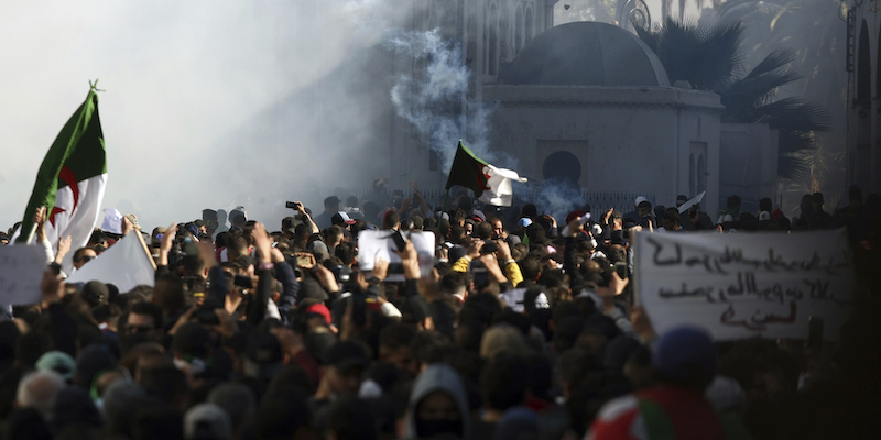 Manifestanti ad Algeri. (AP Photo/Fateh Gudoum)