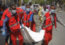 Almeno 11 persone sono morte per l'esplosione di un'autobomba a Mogadiscio, in Somalia