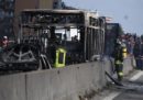 L'autobus incendiato a San Donato Milanese