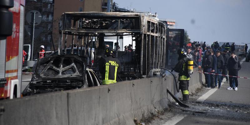 Il bus di linea dato alle fiamme a Milano, il 20 marzo 2019 (ANSA/DANIELE BENNATI)