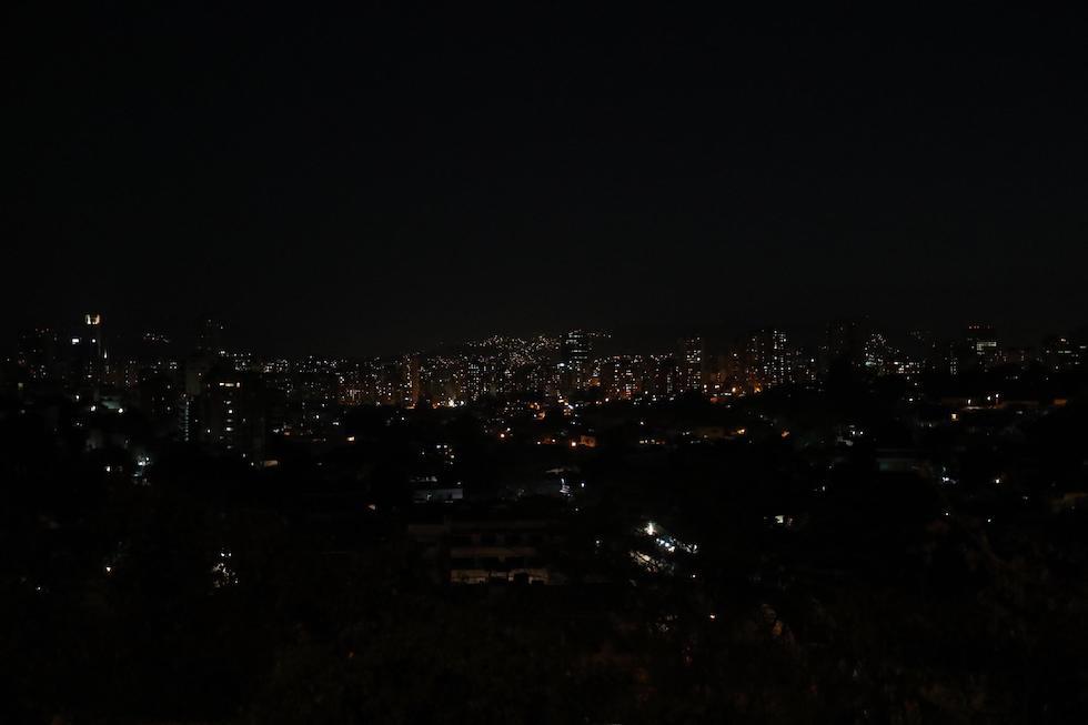 Un parziale blackout a Caracas, 10 marzo
(EPA/RAYNER PENA/Ansa)