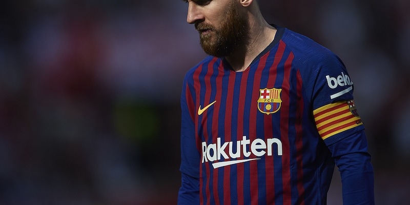 Lionel Messi, capitano del Barcellona, nella partita di campionato contro il Siviglia (Aitor Alcalde/Getty Images)