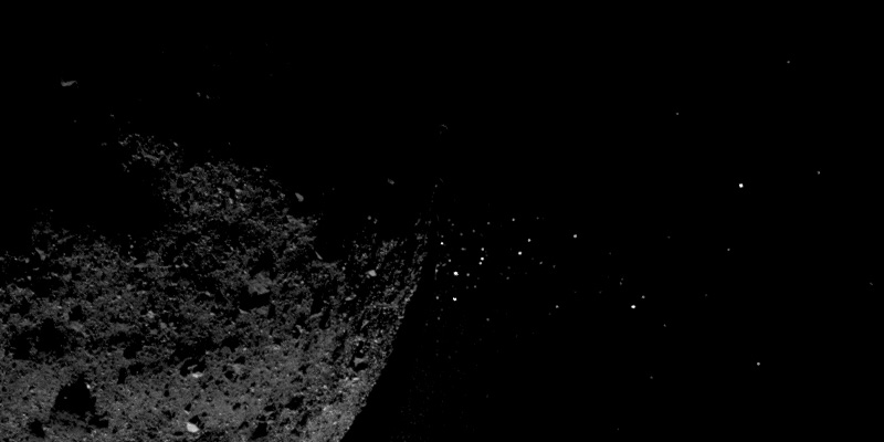 Getti di materiale emessi dall'asteroide Bennu e osservati dalla sonda della NASA OSIRIS-REx (NASA)