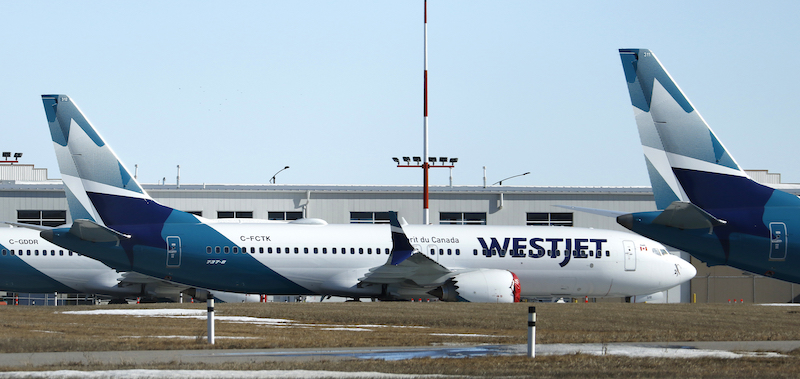 Boeing 737 MAX 8 fermi a Calgary, Alberta, Canada (Larry MacDougal via AP)