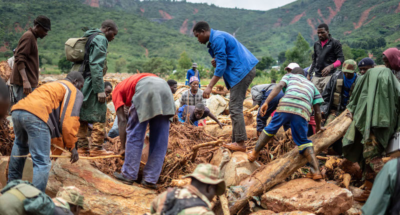 Le ricerche di persone sotto le macerie, Chimanimani, Zimbabwe, 18 marzo
(ZINYANGE AUNTONY/AFP/LaPresse)